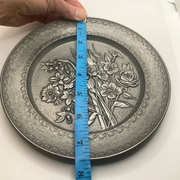 Vtg Pewter Floral Flowers Image Wall Hanging Plate Wall Art Decor Italy 7.5” - Picture 5 of 5